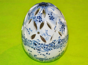 uovo-bianco-blu-traforato